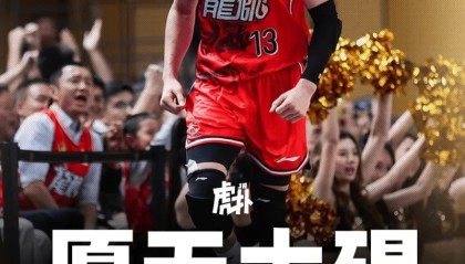 郭艾伦突破对抗后受伤倒地不起，目前已被担架抬离比赛场地