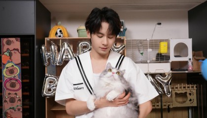 父女合照萌态十足，无畏迎光向前