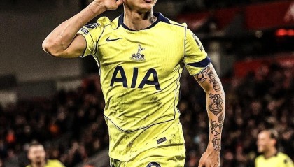 mk体育APP-足坛一夜动态：利物浦1-1热刺！曼联3-1维拉 巴萨5-2飞翼戴帽